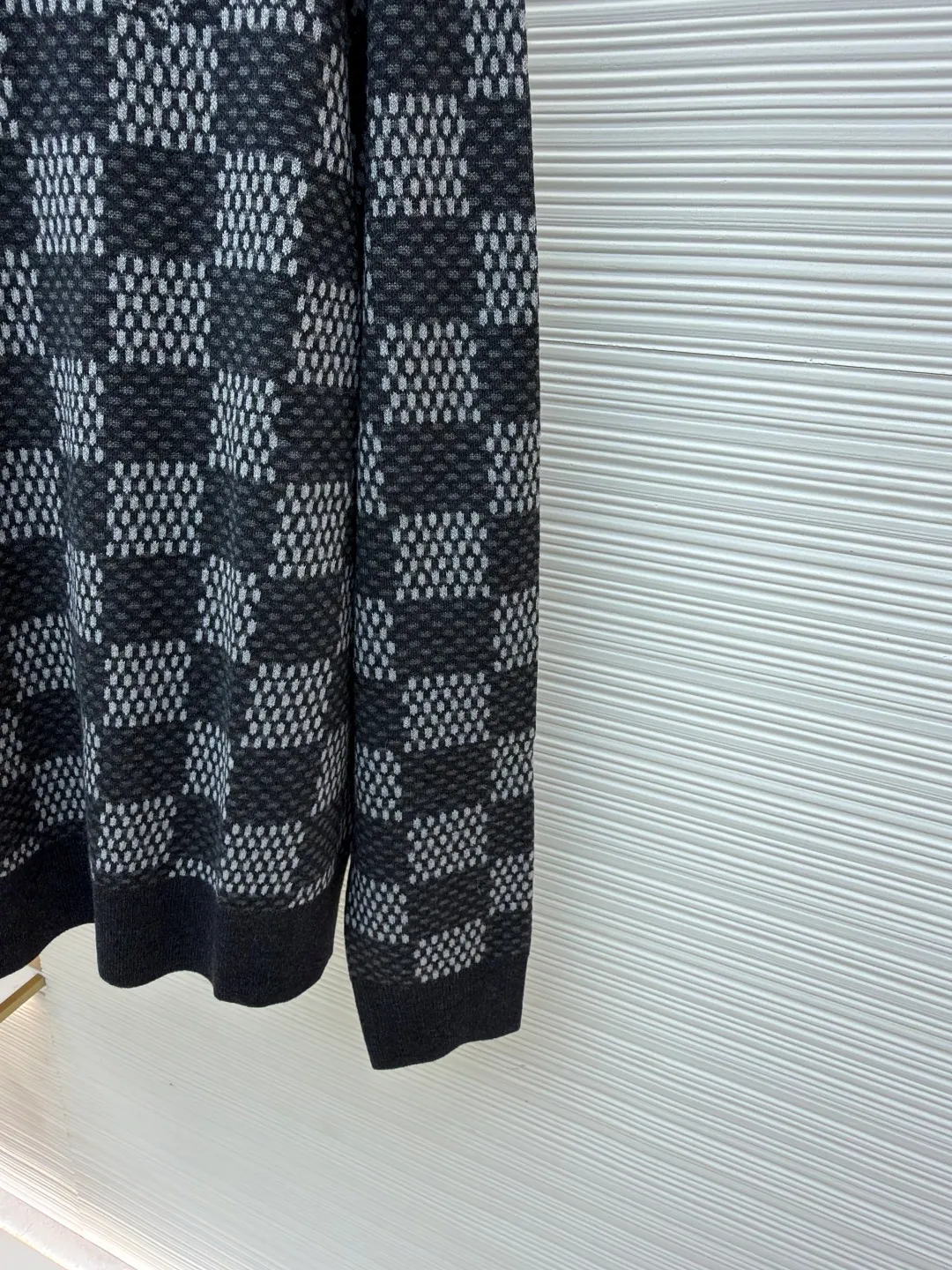 LOUIS VUITTON round neck checkerboard jacquard wool blended sweater ●Authentic product: Purchased and developed for 10800 ●Item number: 1681003-B25 ●Fabric: wool fabric ●Technology: Knitting ●Version: Fitted version ●Weight: about 585 grams ●Size: XS-S-M-L ●Description: 30 wool, 70% acrylic color, fixed dyeing yarn. This style uses [7-needle Juxin machine] to weave the piece. [9 yarn feeders] are required for the front logo hanging area. The whole piece is [moving the needle and twisting the rope]. The intersection of the twisting rope is prone to holes. The color adjustment part of the whole piece [the yarn is wool], and the machine adjustment time is long. The needles added at the bottom of the sleeve clip are all edged, which increases the loom time and sewing time. Because the logo is hung with wool, the brown thread is clamped on the edge and needs to be drawn out. Moreover, due to the characteristics of wool, lint will appear when drawing out the thread. It is necessary to manually remove the stray hair bit by bit, which is very time-consuming. The overall wiring is straight and delicate, the fabric is comfortable and soft, and the color is consistent without color difference. It can be matched with the same style to create a fashionable look and control various occasions. Customized accessories, complete with three standards, same style for men and women!